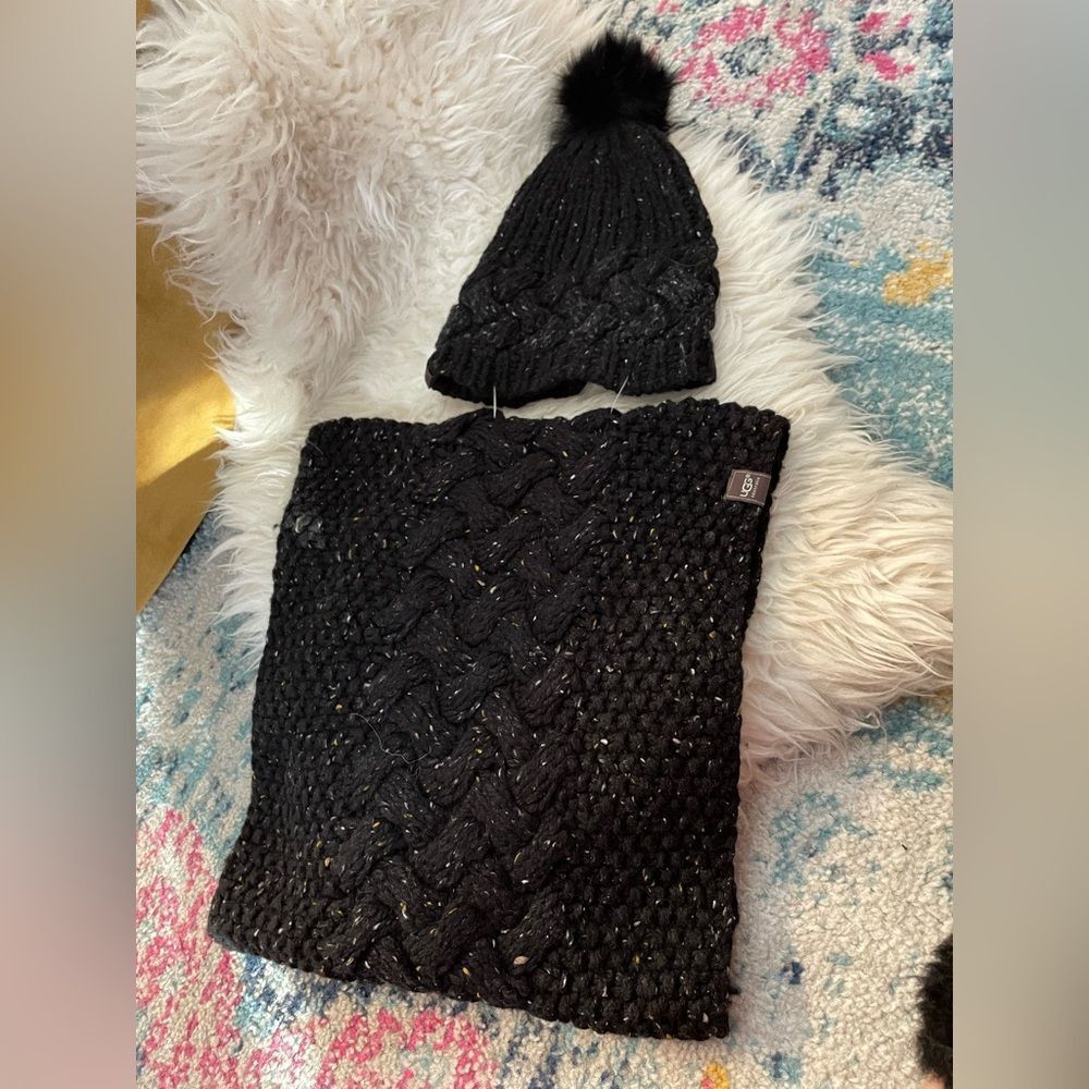 NWOT Ugg Infinity Scarf & Hat Set